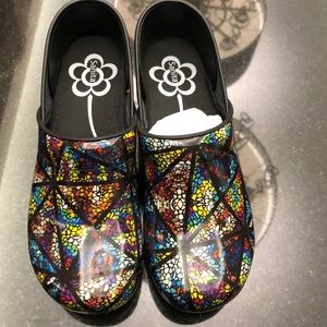 Sanita Women's Pro Seville stained glass pattern